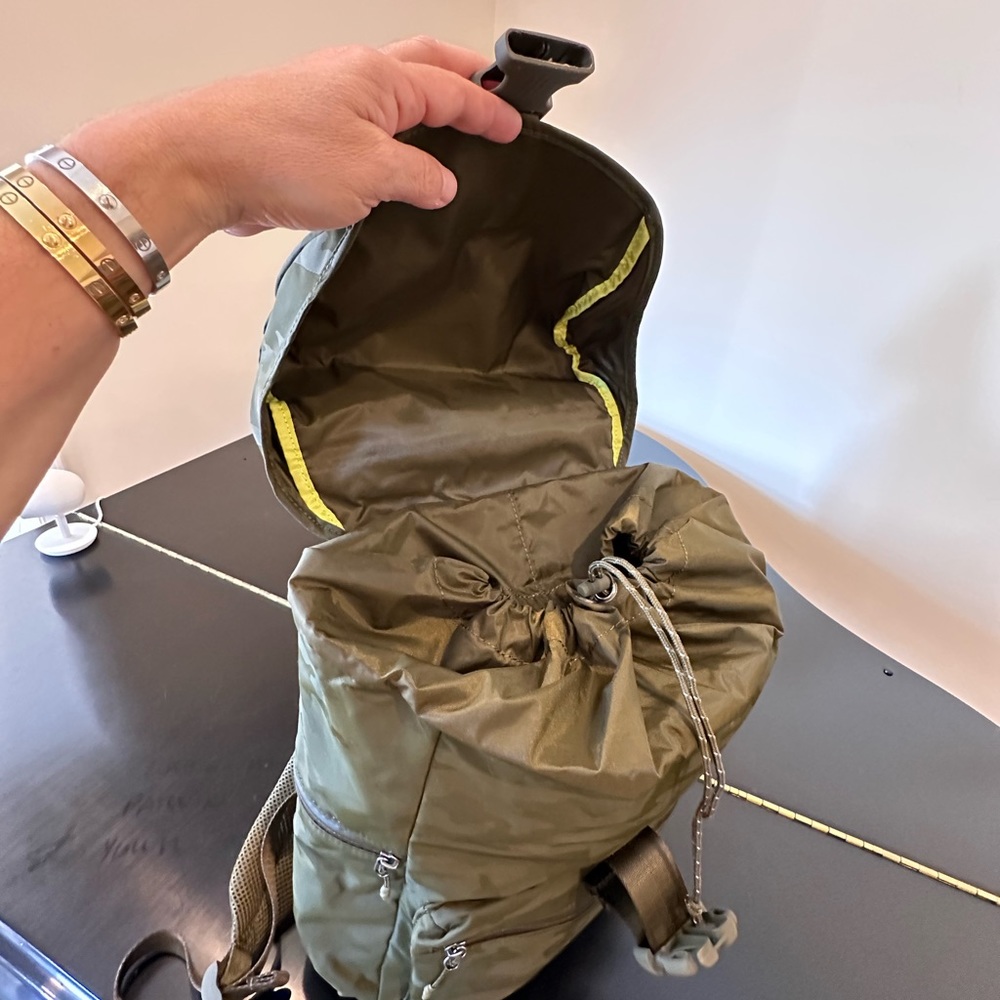 NWT Rare Minimalist Athletic Athleisure Athleta camo Venture Utility Backpack - Picture 14 of 17